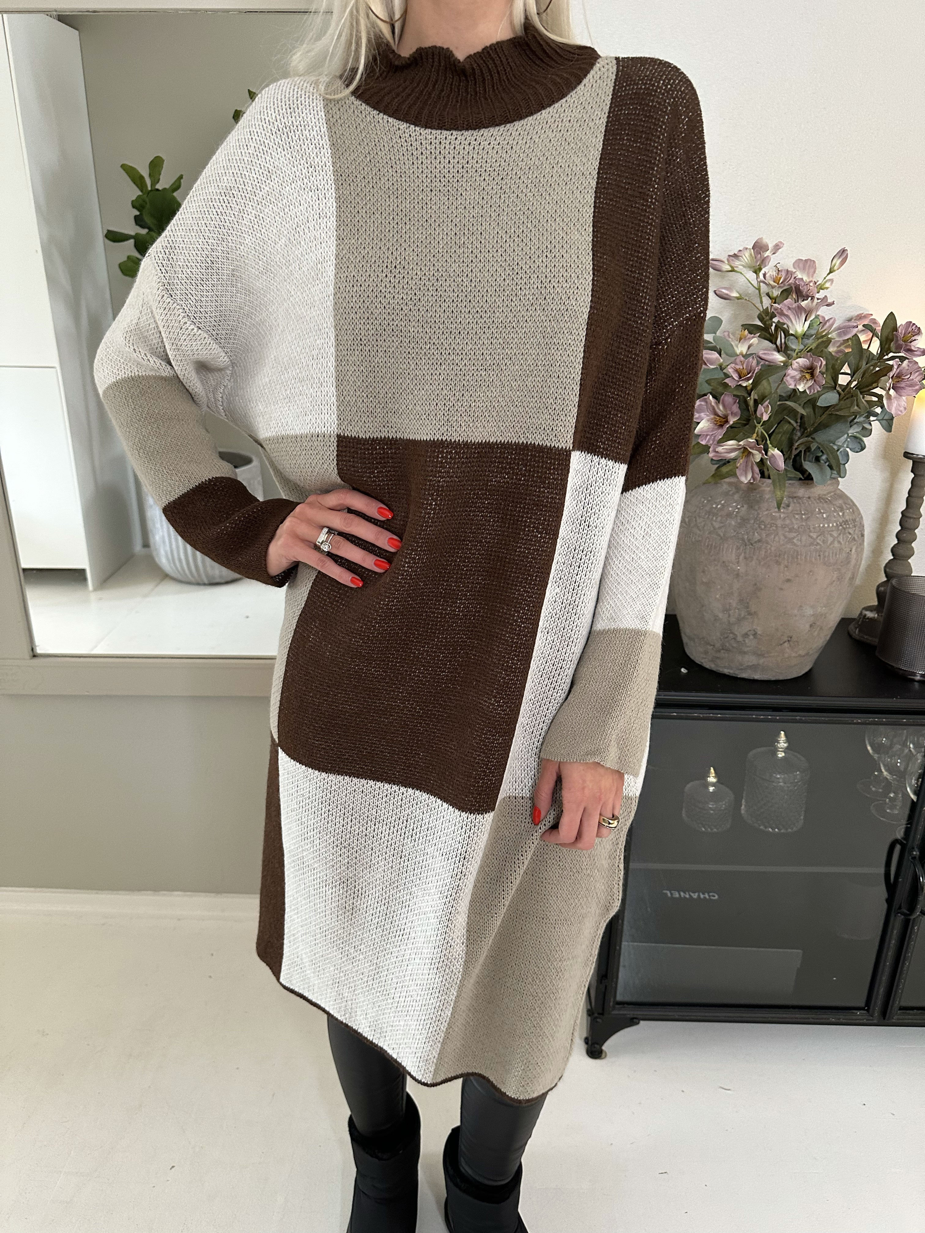 Malika - Lång rutig stickad klänning med rullkrage